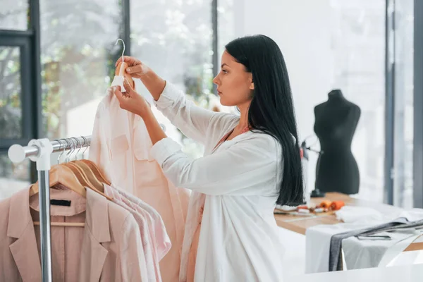 Tomando Ropa Costurera Está Oficina Durante Día — Foto de Stock