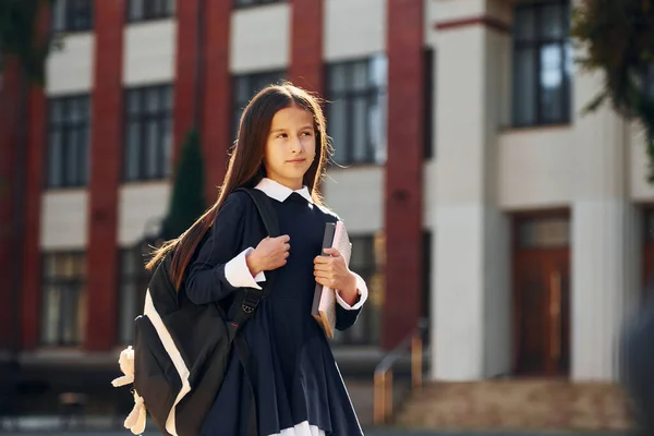 Colegiala Está Caminando Fuera Cerca Del Edificio Escuela — Foto de Stock