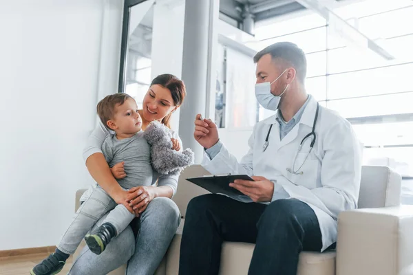 Μικρό Αγόρι Εξετάζεται Δύο Γιατροί Λευκά Παλτά Είναι Στην Κλινική — Φωτογραφία Αρχείου
