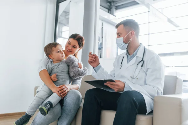 Der Kleine Junge Wird Untersucht Zwei Ärzte Weißen Kitteln Arbeiten — Stockfoto