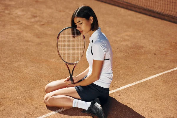 Con Falda Negra Jugadora Tenis Femenina Está Cancha Durante Día — Foto de Stock