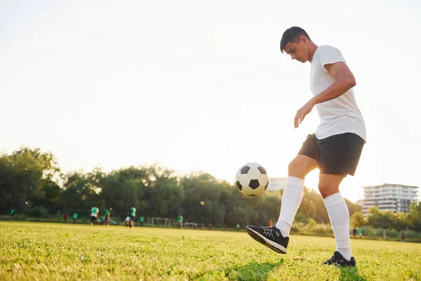 Dělat Různé Triky Mladý Fotbalista Trénink Sportovním Hřišti — Stock fotografie