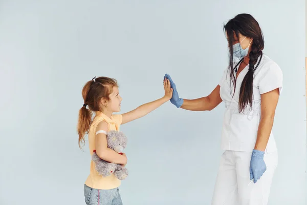 Procédure Est Terminée Médecin Uniforme Faisant Vaccination Patient — Photo