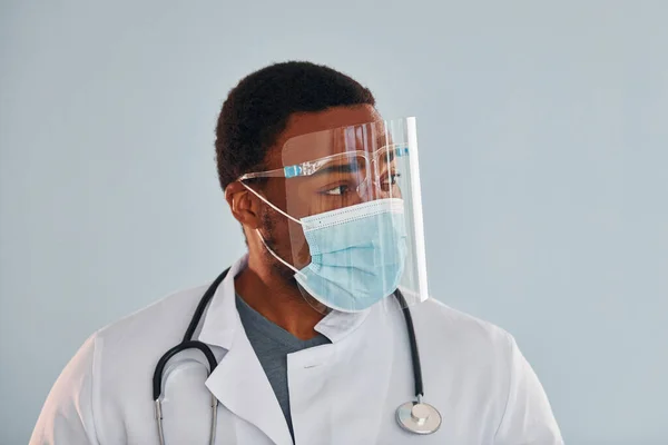 Africký Americký Lékař Bílém Plášti Stojí Uvnitř — Stock fotografie