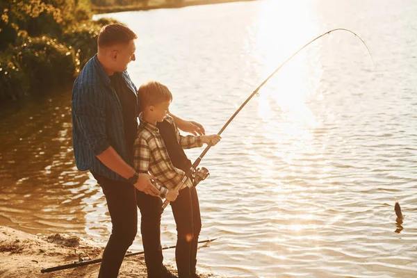 Concezione Hobby Padre Figlio Sulla Pesca Insieme All Aperto Durante — Foto Stock