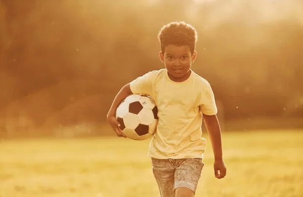 Молодой Футболист Африканские Дети Развлекаются Поле Летнее Время — стоковое фото