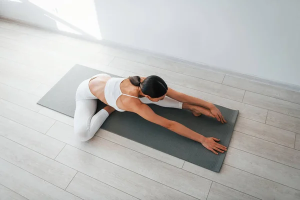Yoga Mat Young Caucasian Woman Slim Body Shape Indoors Daytime — Stock Photo, Image