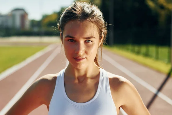 Porträt Einer Jungen Frau Sportlicher Kleidung Die Freien Trainiert — Stockfoto