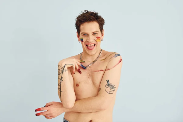 Jovem Gay Está Estúdio Posando Para Uma Câmera Shirtless Cara — Fotografia de Stock