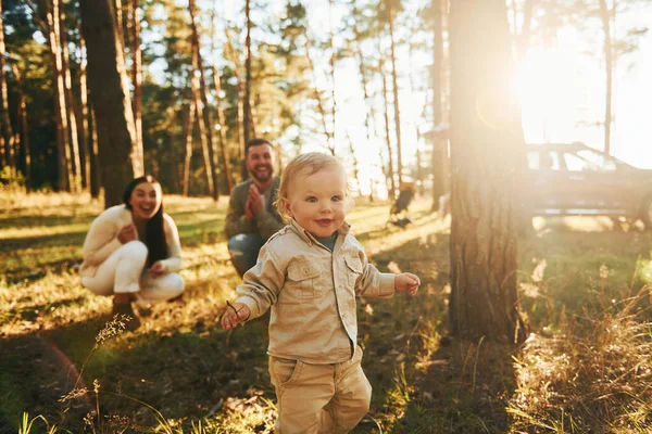 Felicità Estiva Famiglia Padre Madre Figlioletta Nella Foresta — Foto Stock