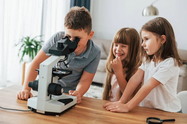 Med Mikroskop Barn Som Har Roligt Vardagsrummet Tillsammans — Stockfoto