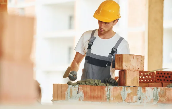 Stavební Proces Mladík Pracující Uniformě Dne Výstavbě — Stock fotografie