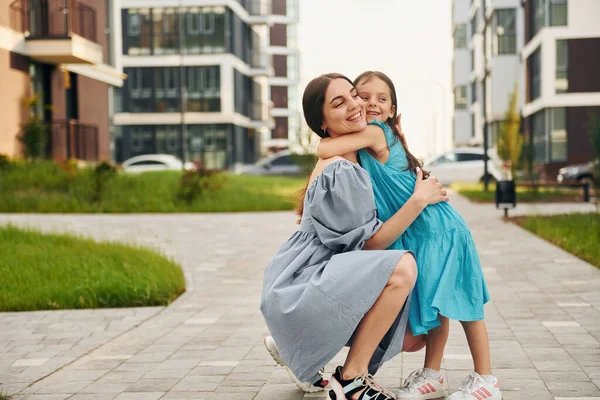 Obejmują Się Nawzajem Młoda Matka Swoją Córeczką Spaceruje Pobliżu Budynków — Zdjęcie stockowe