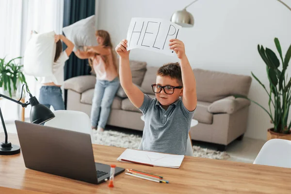 Pojken Håller Papper Med Hjälpord Vägrar Lektion Barn Som Har — Stockfoto