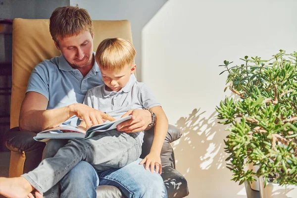 Sentado Con Libro Hermosa Luz Del Sol Padre Hijo Están —  Fotos de Stock