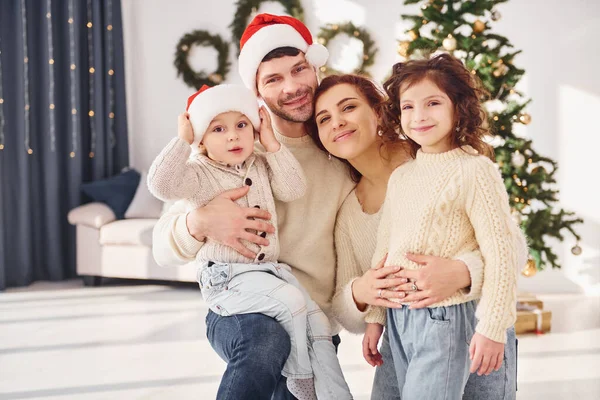 Рождественских Шляпах Семья Празднует Новый Год Своими Детьми Дома — стоковое фото