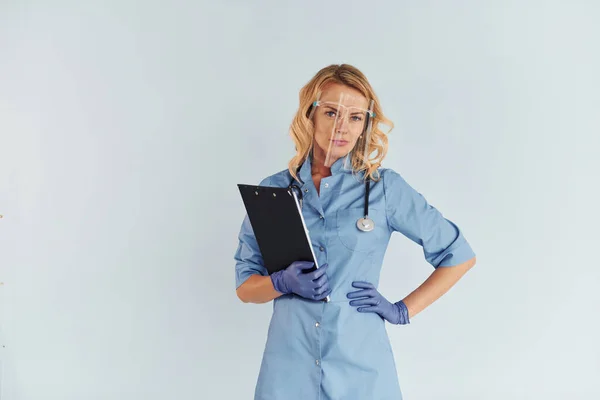 Usar Máscara Protectora Jovem Médica Uniforme Está Dentro Casa — Fotografia de Stock