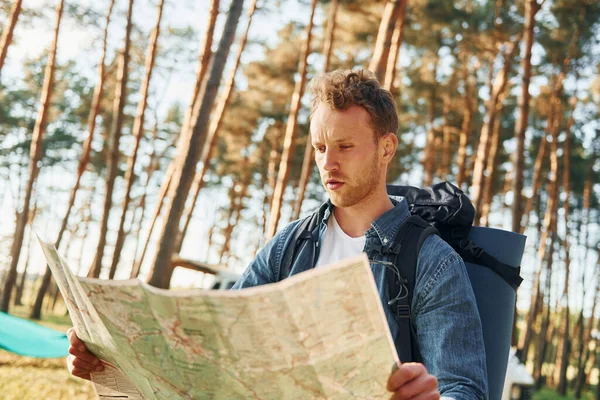 Usa Mapa Homem Está Viajando Sozinho Floresta Durante Dia Verão — Fotografia de Stock