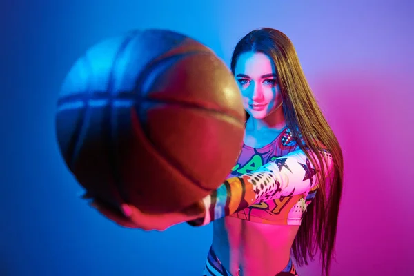 Basketbol Formasıyla Stüdyoda Neon Işığıyla Duran Şık Bir Genç Kadın — Stok fotoğraf
