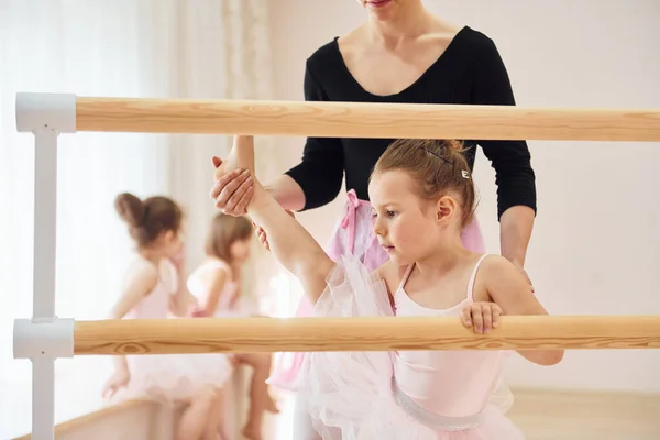 Lehnt Sich Auf Den Holzständer Kleine Ballerinen Bereiten Sich Auf — Stockfoto