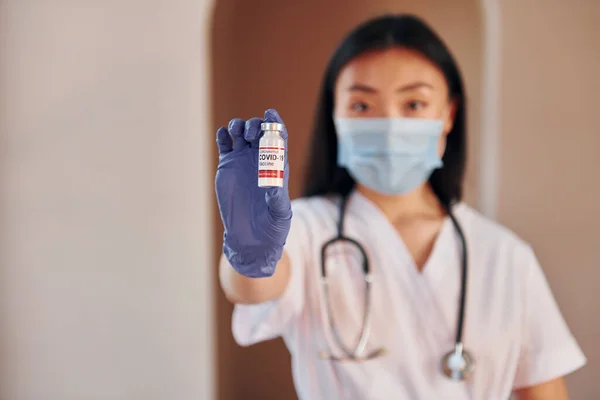 Vacuna Covid Joven Seria Asiática Mujer Pie Dentro — Foto de Stock