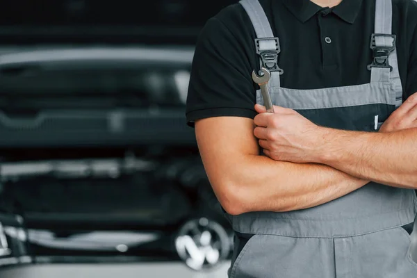 Cerca Del Coche Hombre Uniforme Trabaja Autosalón Durante Día — Foto de Stock