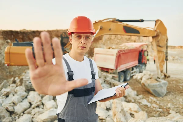 Mostrando Sinal Parada Mão Trabalhador Uniforme Profissional Está Poço Empréstimo — Fotografia de Stock