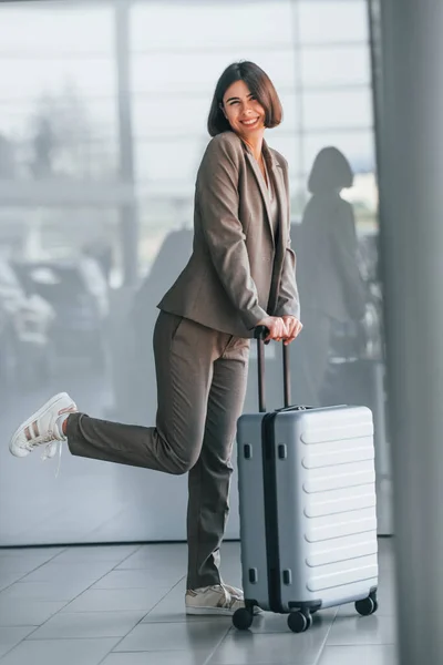 Posieren Für Eine Kamera Frau Mit Gepäck Steht Drinnen Konzeption — Stockfoto