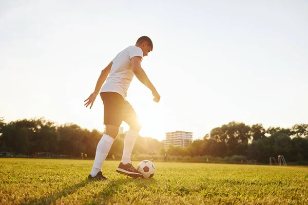 Forêt Sur Fond Jeune Footballeur Entraîne Sur Terrain Sport — Photo