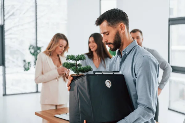 Jóvenes Empleados Grupo Empresarios Que Trabajan Proyecto Oficina — Foto de Stock