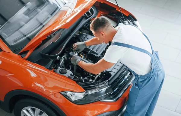 Servicio Profesional Hombre Uniforme Está Reparando Automóviles Rotos Interior — Foto de Stock