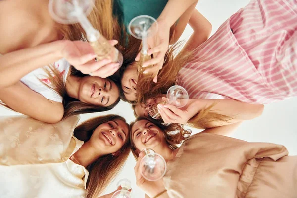 Håller Drinkar Och Tittar Ner Grupp Glada Kvinnor Som Möhippa — Stockfoto