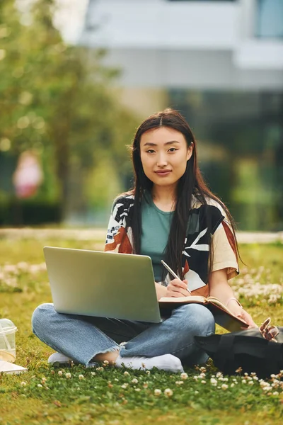 Het Gras Met Laptop Poten Jonge Aziatische Vrouw Buiten Overdag — Stockfoto