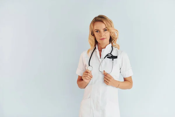 Vestiti Bianco Giovane Medico Donna Uniforme Chiuso — Foto Stock