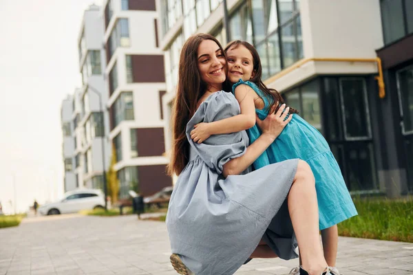 Obejmują Się Nawzajem Młoda Matka Swoją Córeczką Spaceruje Pobliżu Budynków — Zdjęcie stockowe