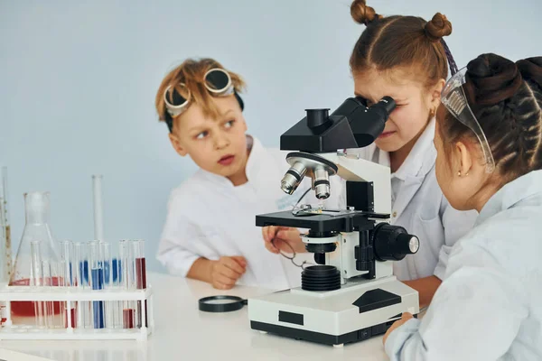 Usando Microscopio Niños Con Batas Blancas Interpretan Científico Laboratorio Usando —  Fotos de Stock