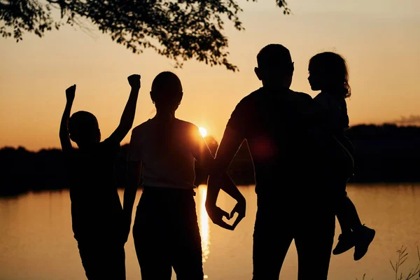 Olhar Para Pôr Sol Família Mãe Pai Filhos Está Acampamento — Fotografia de Stock