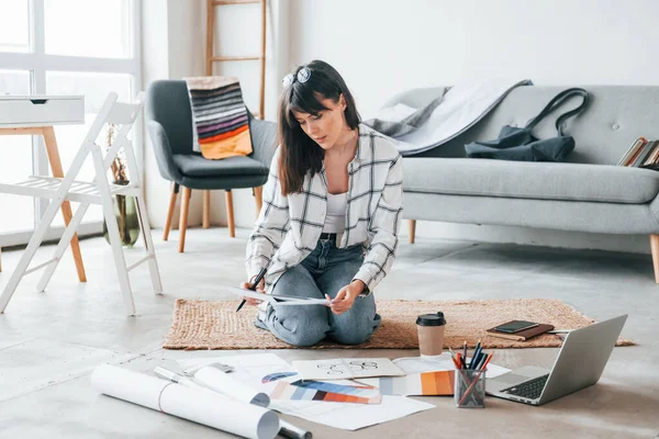 Hij Zit Grond Jonge Vrouwelijke Freelance Medewerker Overdag Binnen — Stockfoto