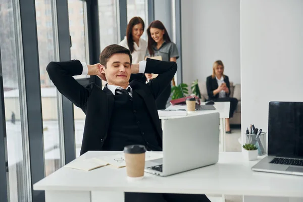 Människan Tar Paus Grupp Människor Officiella Formella Kläder Som Inomhus — Stockfoto