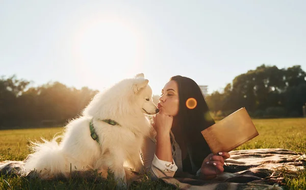 Mulher Com Seu Cão Está Divertindo Campo Dia Ensolarado — Fotografia de Stock