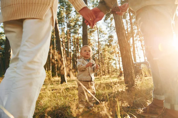Giovani Famiglia Felice Padre Madre Figlioletta Nella Foresta — Foto Stock