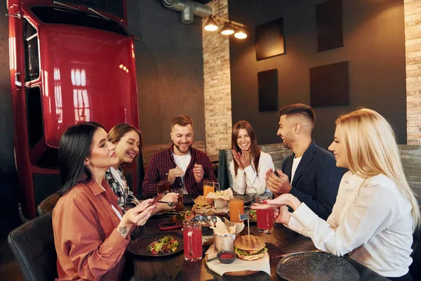 Zusammensitzen Gruppe Junger Freunde Bar Mit Bier Stockbild