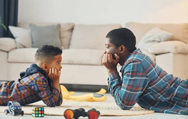一緒に遊んで アフリカ系アメリカ人の父と彼の息子を家で ロイヤリティフリーのストック写真