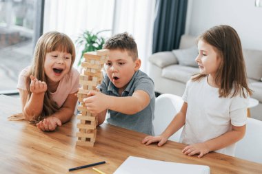 Bir kule inşa ediyorum. Oyun oynuyorum. Çocuklar gündüz vakti evlerinde eğleniyorlar..