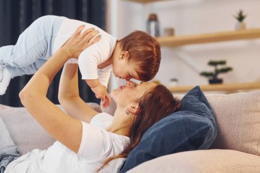 Ebeveynlik kavramı. Anne ve küçük kızı evde birlikteler..