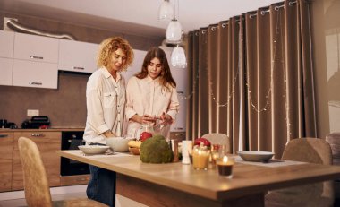 Mutlu anne ve kızı akşam vakti mutfaktadır..