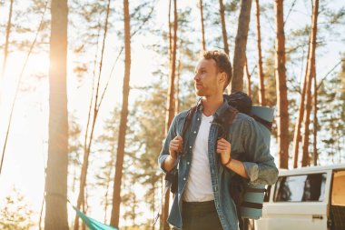 Arabanın ve kampın yanında. İnsan yazın gündüz vakti ormanda tek başına dolaşır..