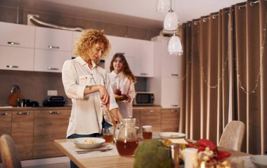 Mutlu anne ve kızı akşam vakti mutfaktadır..