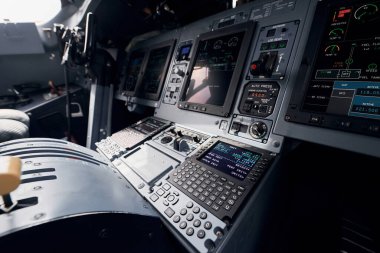 Bilgiyle göster. Uçak kokpitinin odaklanmış görüntüsünü kapat.