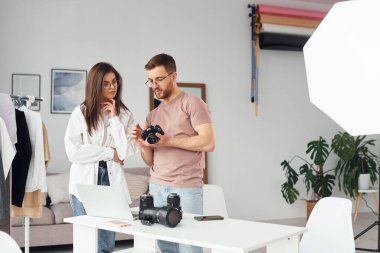 Fotoğrafçılar gündüz vakti stüdyolarında çalışırlar..
